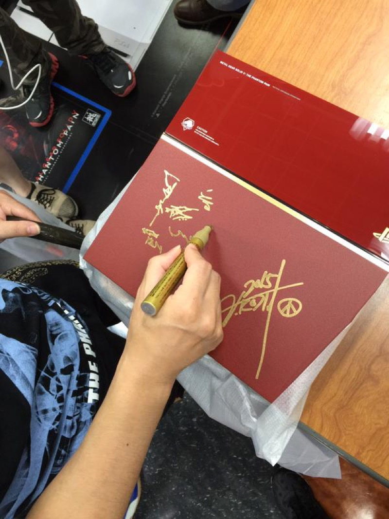 Illustration for article titled Hideo Kojima Sneaks Out, Signs Autographs